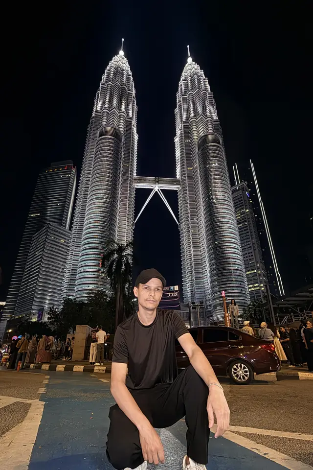 Em frente às Torres Petronas durante a viagem por Kuala Lumpur, na Malásia